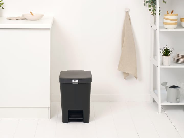 StepUp 脚踏式桶 25 L, Dark grey Brabantia