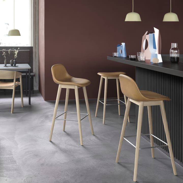 Fiber barstool with backrest - 皮革 琥珀棕色, 自然木色 legs, high - Muuto