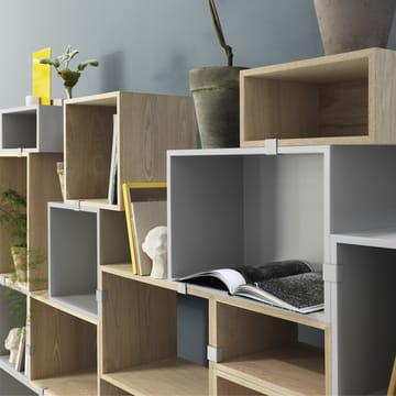 Stacked 2.0 shelving with back 盘子, medium - light 灰色 - Muuto