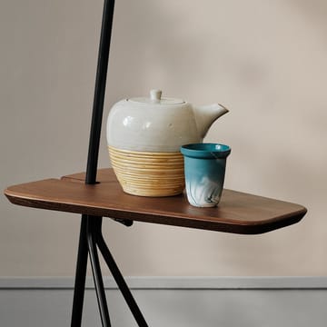 Cone 落地灯 - Warm 白色, teak table, brass details - Warm Nordic