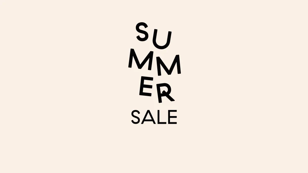 “SUMMER SALE”文字,“SUMMER”垂直堆叠并倾斜,“SALE”在其下方。